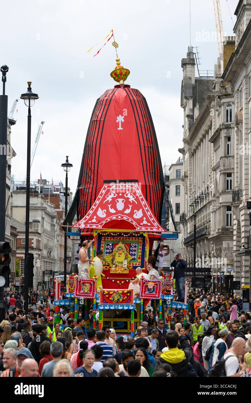Tausende von Hare Krishna-Anhängern nehmen an der jährlichen Prozession von Ratha Yatra vom Hyde Park zum Trafalgar Square Teil. Die lebhafte Hindufeier Stockfoto Tausende von Hare Krishna-Anhängern nehmen an der jährlichen Prozession von Ratha Yatra vom Hyde Park zum Trafalgar Square Teil. Die lebhafte Hindufeier Stockfoto