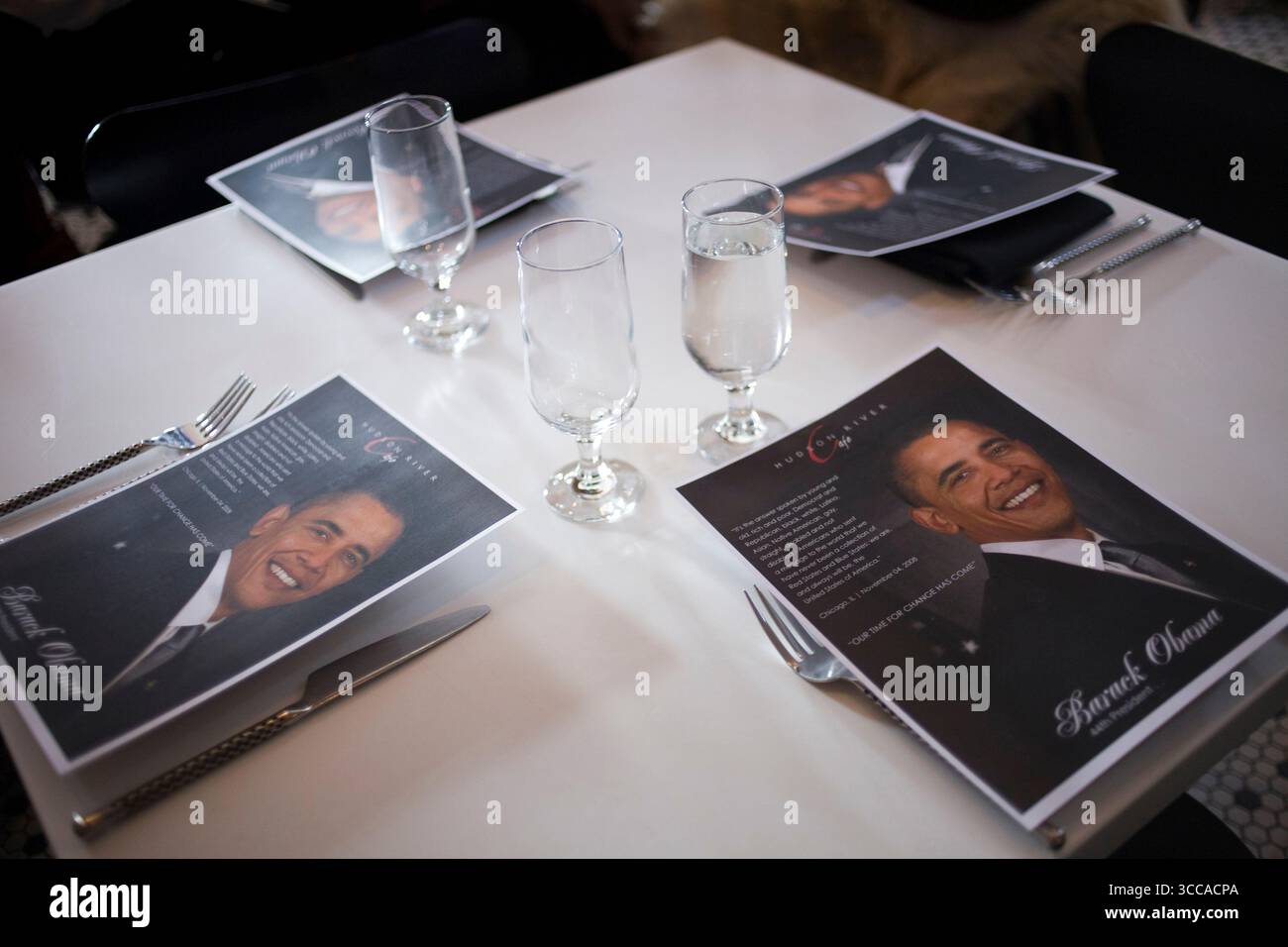 Café in Harlem, das eine Live-Besichtigung der Amtseinführung und der Vereidigung von Barack Obama als 44. Präsident veranstaltet. Stockfoto