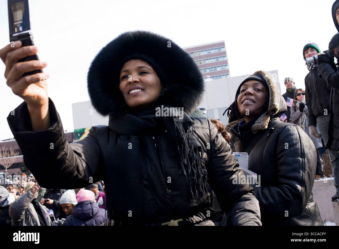 New Yorker sehen eine Live-Übertragung der Amtseinführung und der Vereidigung von Barack Obama als 44. Präsident. Stockfoto