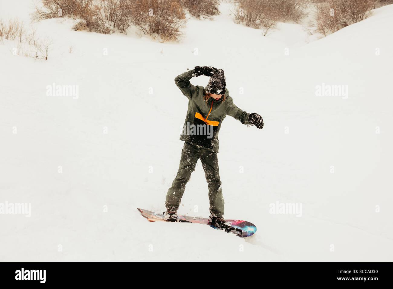 Snowboarder balancieren auf verschneiten Pisten während Wintersportaktivitäten Stockfoto