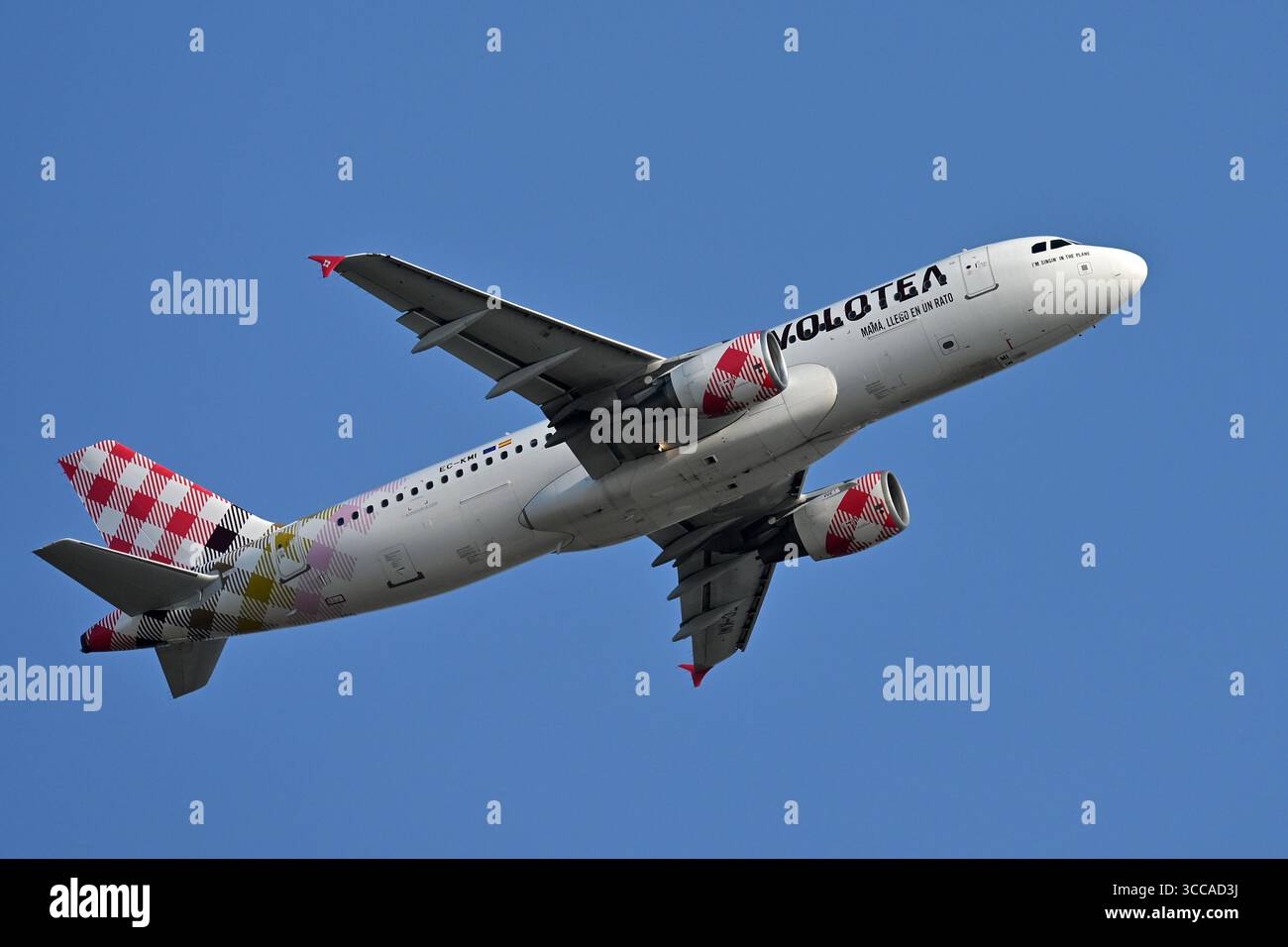 Rom, Latium Italien. August 2025. Airbus A320 Volotea EC-KMI .Flugzeug zum Flughafen Fiumicino. Fiumicino (Italien), 10. August 2025. (Foto: AllShotLive/SIPA USA) Credit: SIPA USA/Alamy Live News Stockfoto