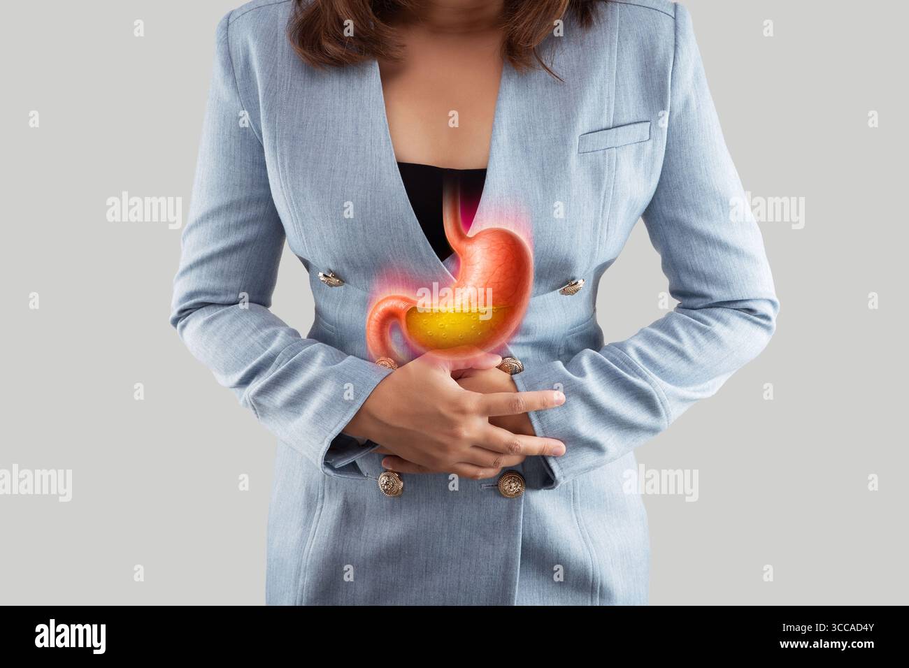 Frau, die ihren Magen umklammert, leidet unter saurem Reflux und Unwohlsein, ideal für Gesundheit und medizinische Konzepte. Stockfoto