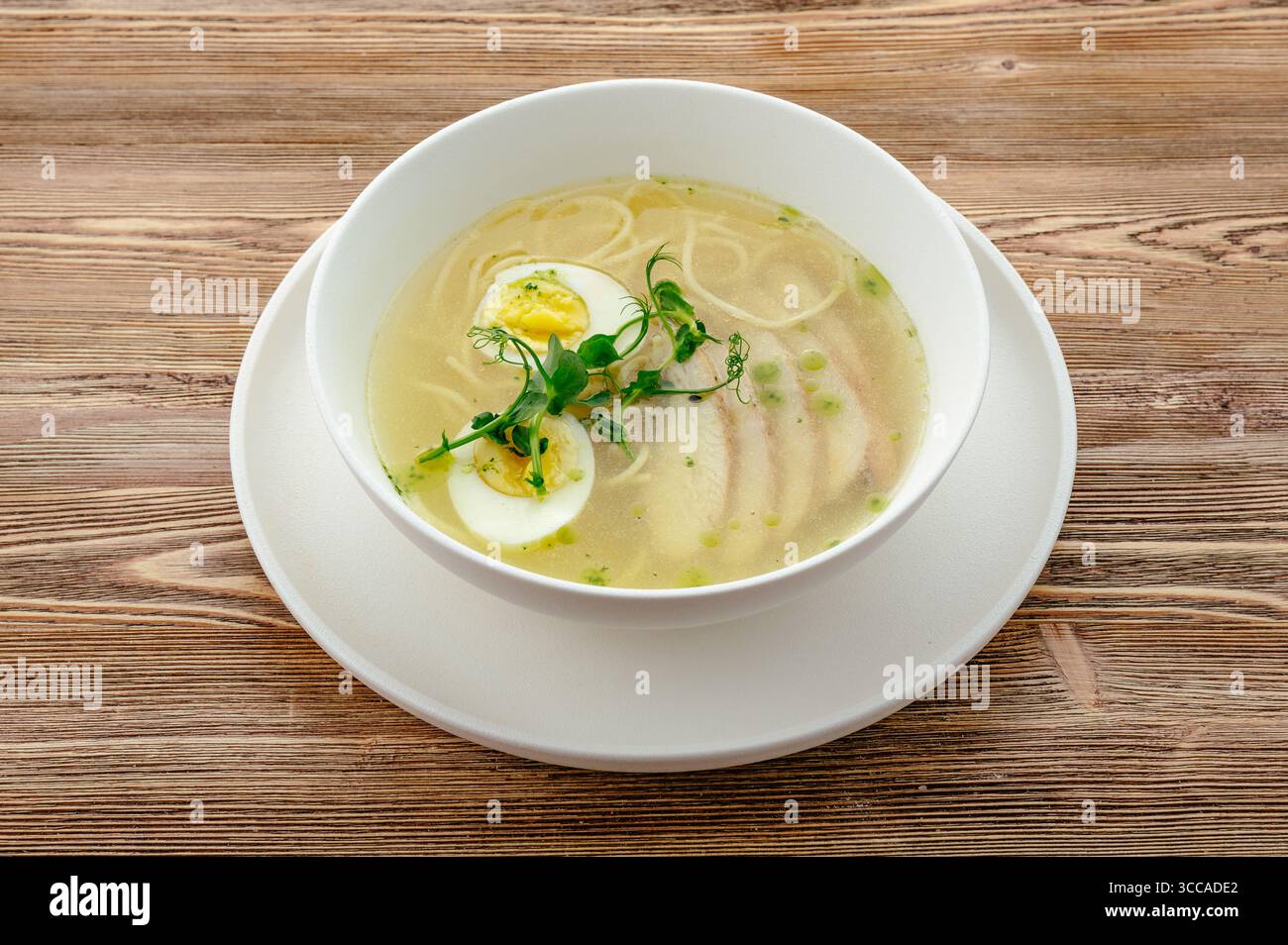 Hühnernudelsuppe mit Ei Stockfoto