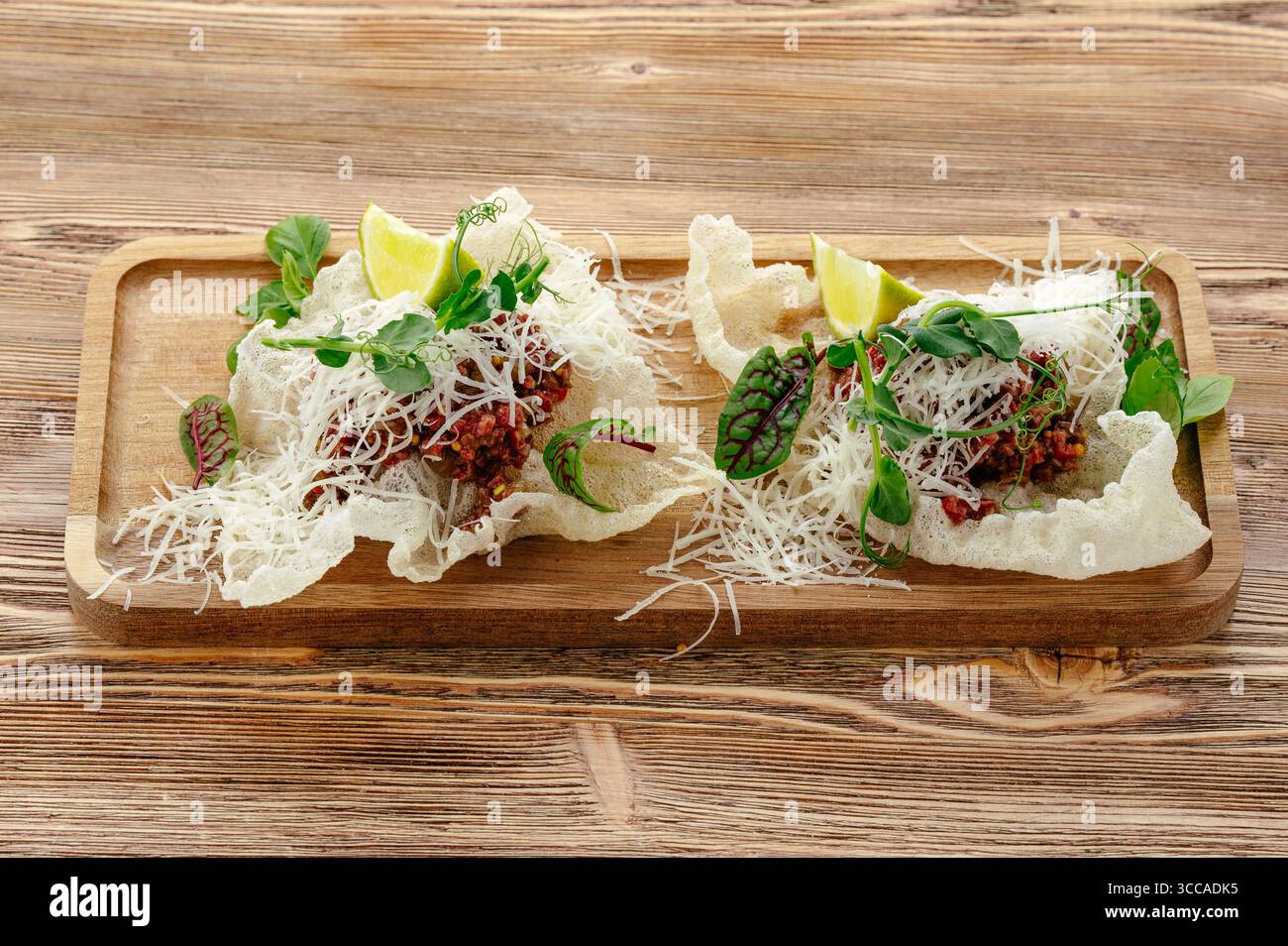 Vorspeise mit Gemüse und Fleisch auf knusprigem Fladenbrot Stockfoto