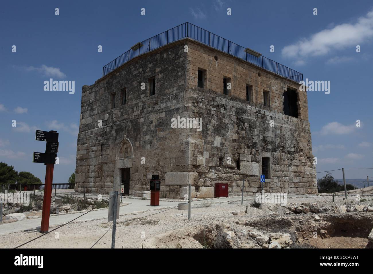 Zippori, Tzippori oder Sepphoris, Kreuzfahrerfestung aus dem 12. Jahrhundert, die auf dem Hügel mit sekundärer Verwendung früherer Steine, einschließlich römischer Sarkophage, errichtet wurde. Stockfoto