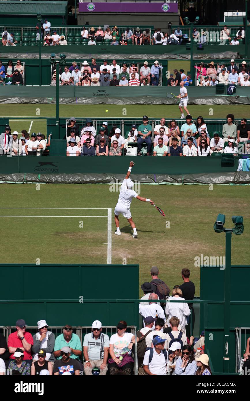 Blick auf Außenplätze und Zuschauer bei den Wimbledon Championships 2025 in London, England, Großbritannien. Stockfoto