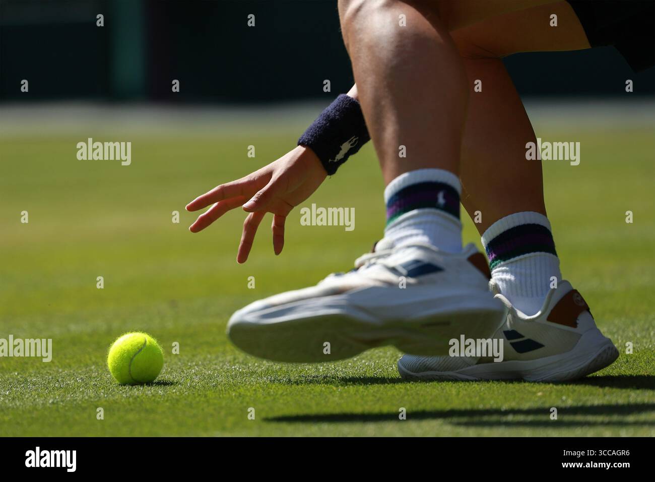 Nahaufnahme der Hand eines Ballboys, der einen Tennisball bei den Wimbledon Championships 2025 in London, England, Großbritannien schnappte. Stockfoto