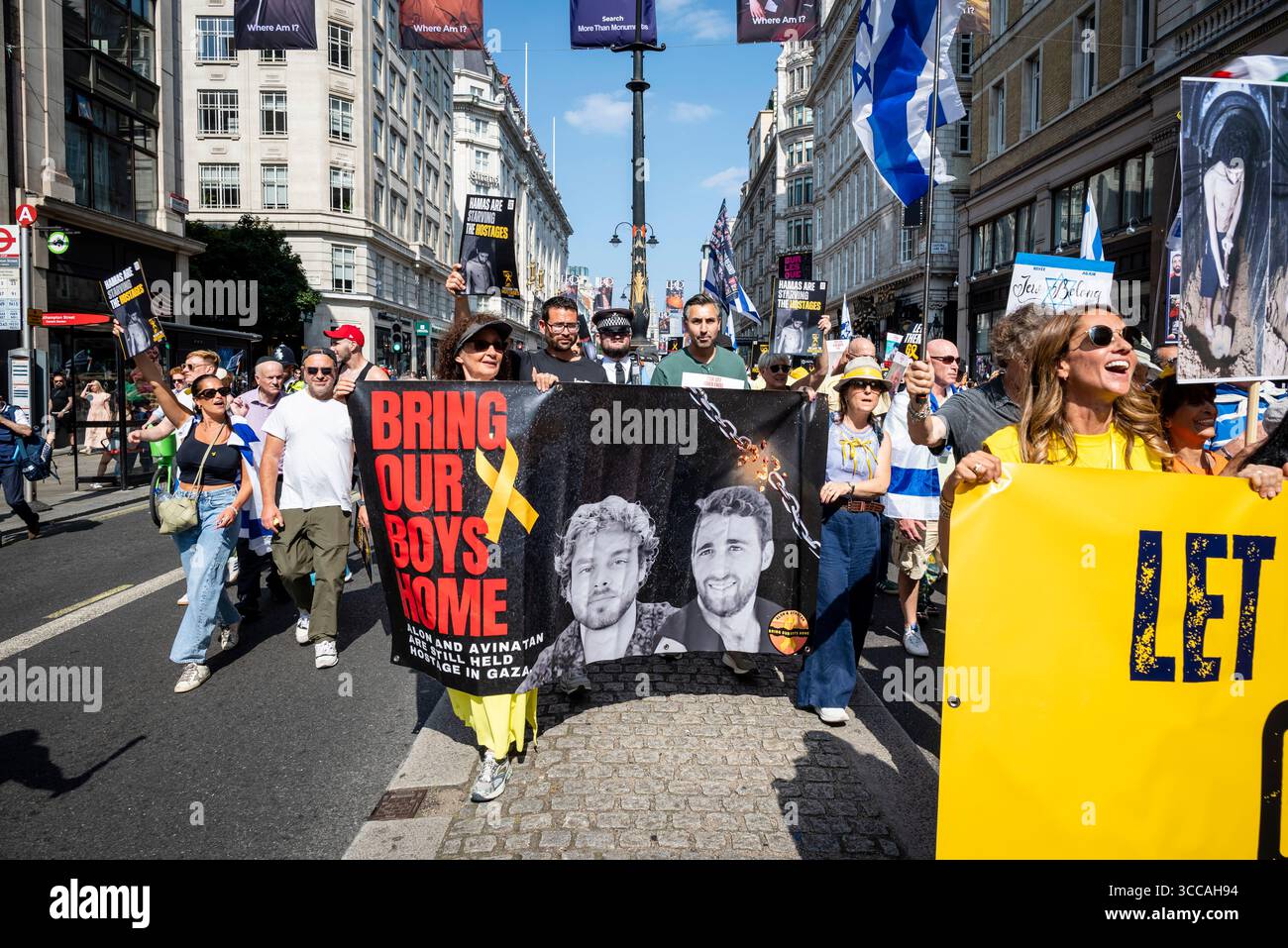 "Bring sie nach Hause", eine Demonstration zur Freilassung israelischer Geiseln, die von der Hamas seit dem Terroranschlag vom 7. Oktober 08/2025 festgehalten wurden, London, England, Großbritannien Stockfoto