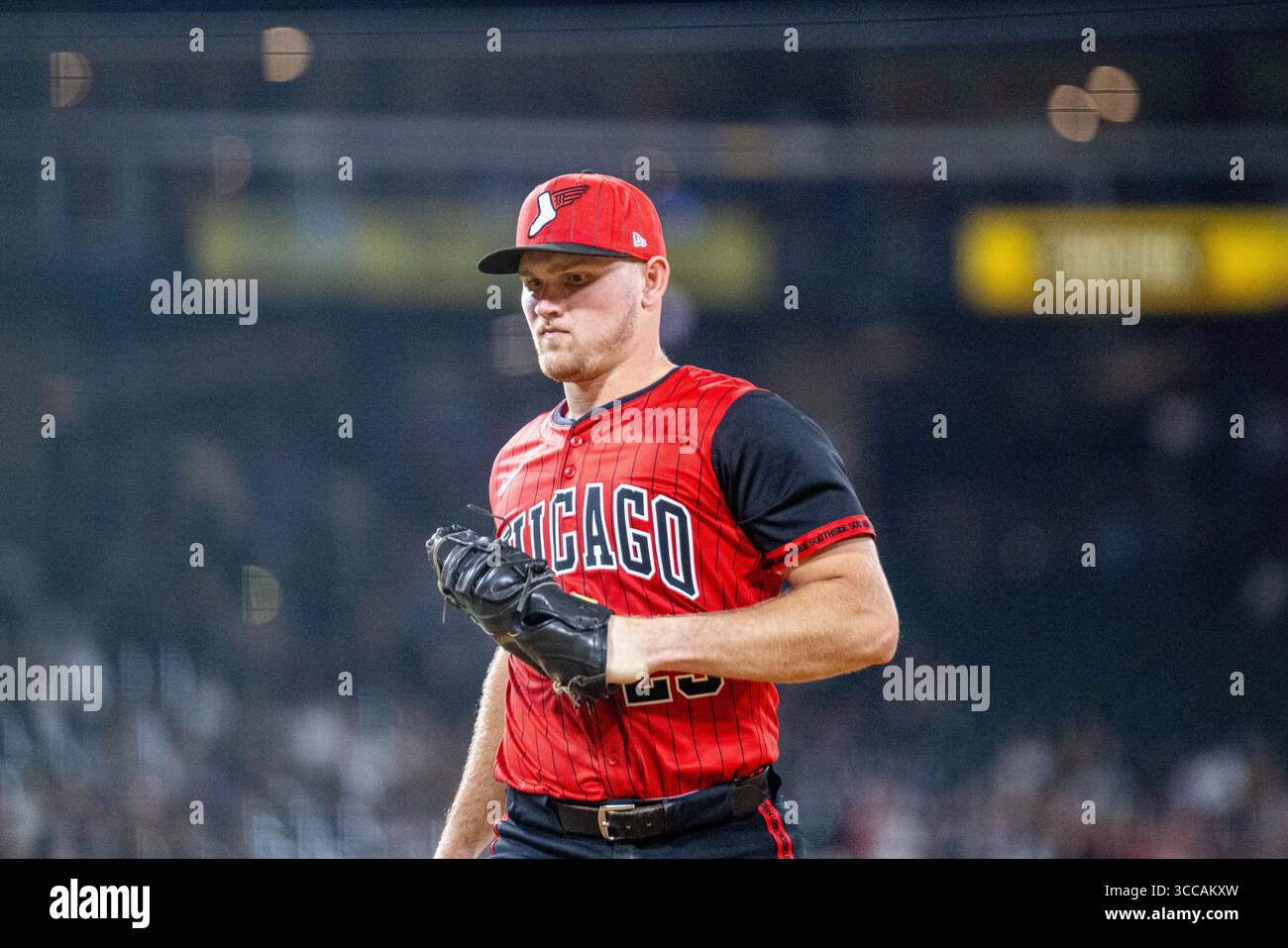 Chicago White Sox First Base Curtis Mead (29) kehrt während des MLB Regular Season-Spiels gegen die Cleveland Guardians in Rate Field zurück Stockfoto