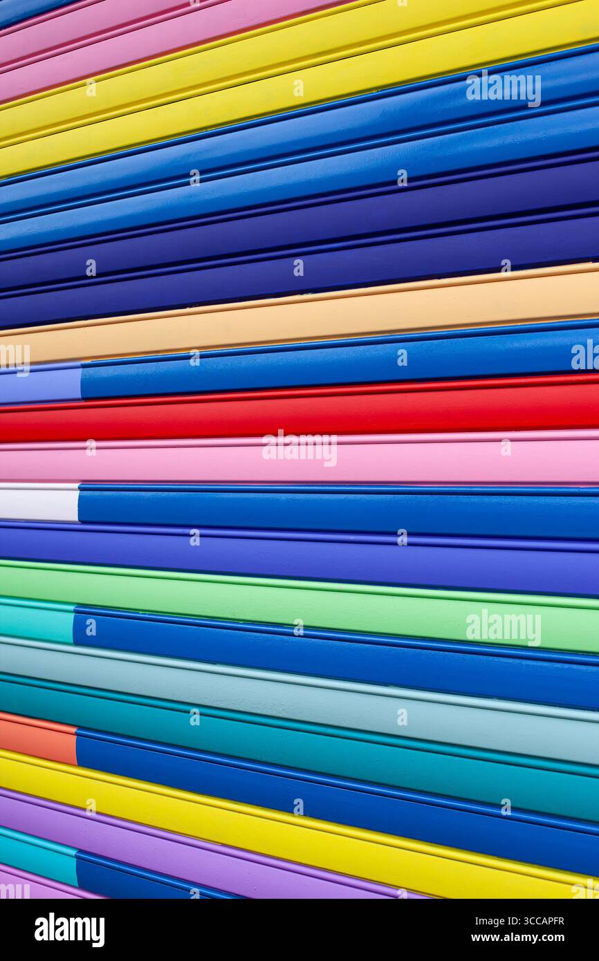 Nahaufnahme eines mehrfarbigen eisernen Vorhangs Stockfoto