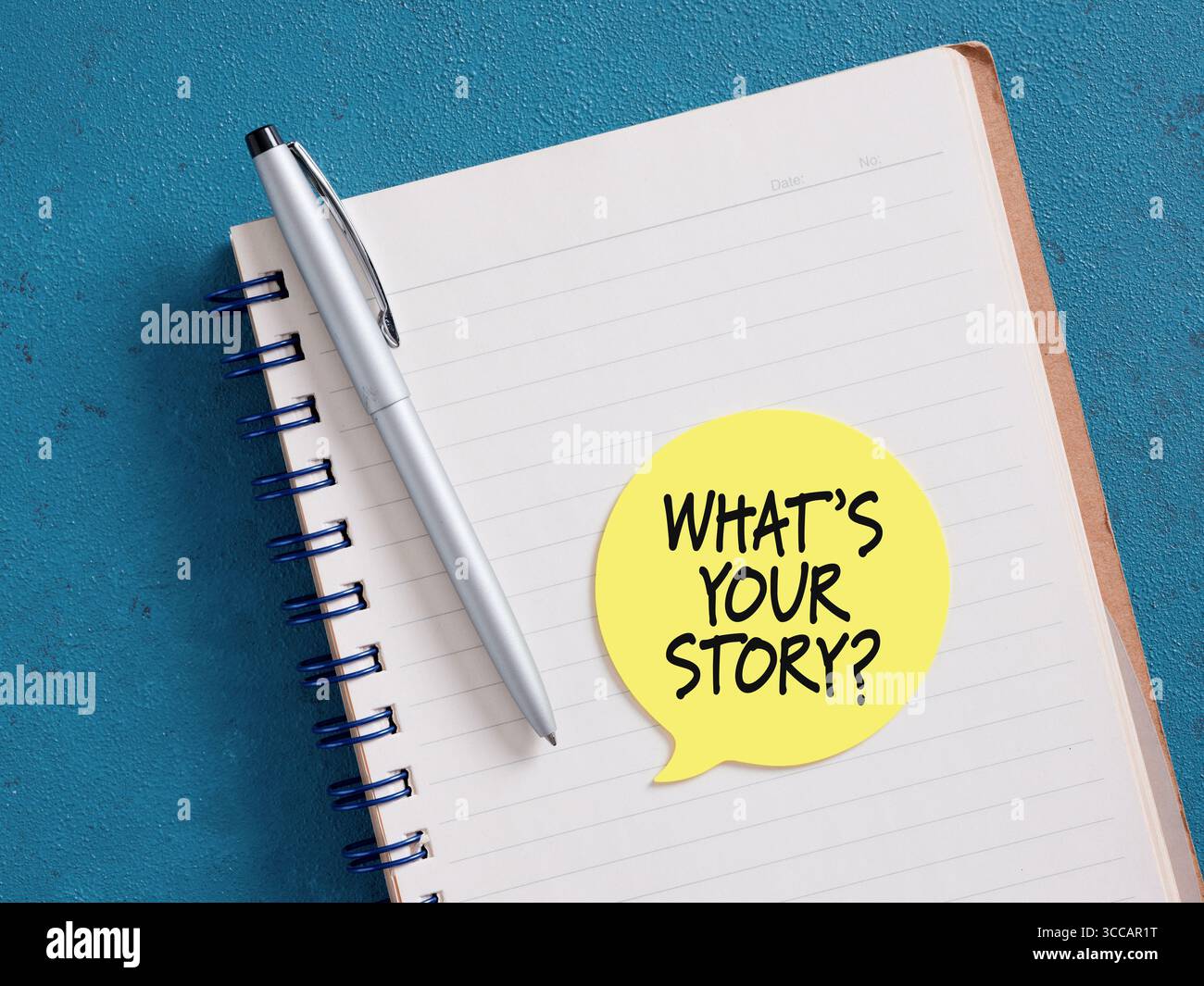 Öffnen Sie das Notizbuch mit Stift und Haftnotiz, um zu sagen, was ist Ihre Geschichte? Förderung von Geschichtenerzählungen und Erfahrungsaustausch Stockfoto
