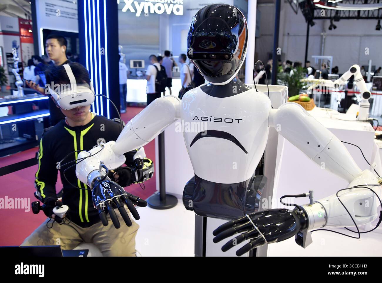 Peking, China. August 2025. Ein humanoider Roboter wird 2025 während der World Robot Conference (WRC) in Peking, der Hauptstadt Chinas, am 8. August 2025 ausgestellt. Quelle: Li Xin/Xinhua/Alamy Live News Stockfoto