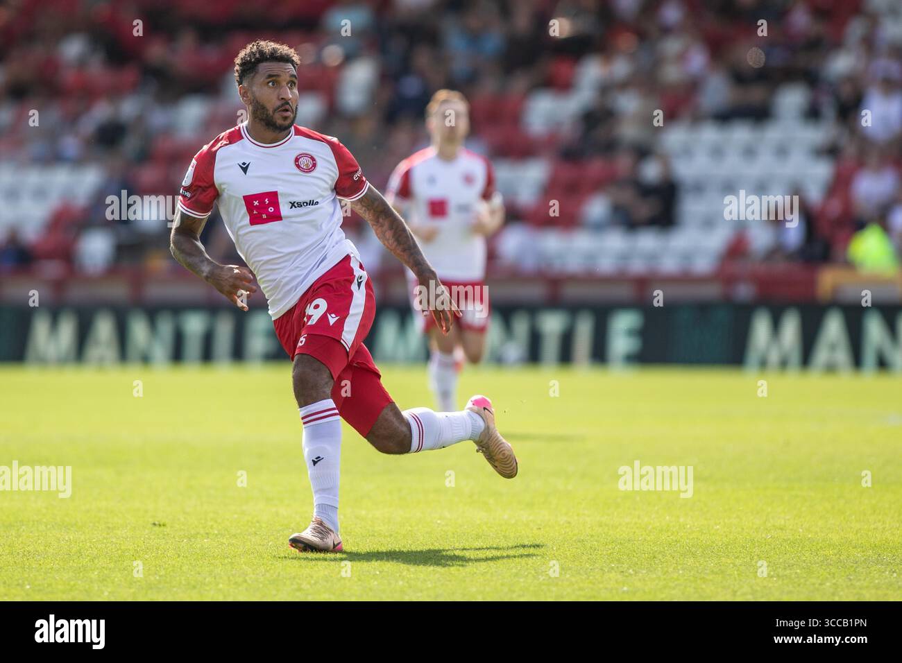 Fußballspieler Jamie Reid in Aktion während des Spiels für Stevenage FC Stockfoto