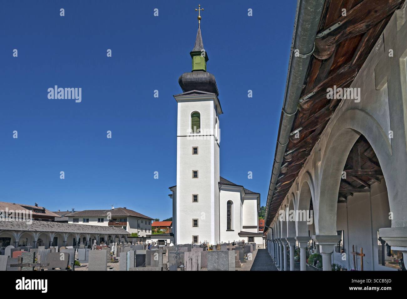 Pfarrkirche St. drei Könige und Kreuzgang auf dem Friedhof, Hittisau, Bregenzerwald, Vorarlberg, Österreich Stockfoto