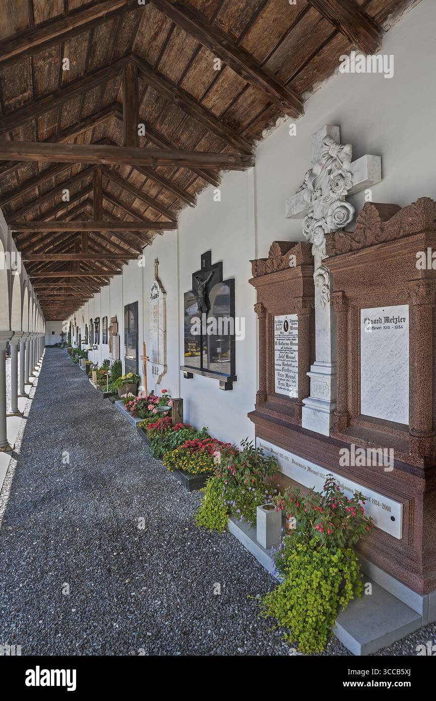 Kreuzgang auf dem Friedhof der katholischen Pfarrkirche St. drei Könige, Hittisau, Region Bregenzerwald, Vorarlberg, Österreich Stockfoto