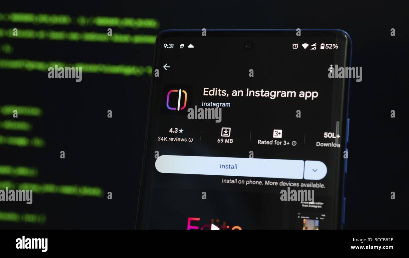 Bearbeitet den Installationsbildschirm der Instagram-App auf dem Smartphone im Dunkelmodus Stockfoto