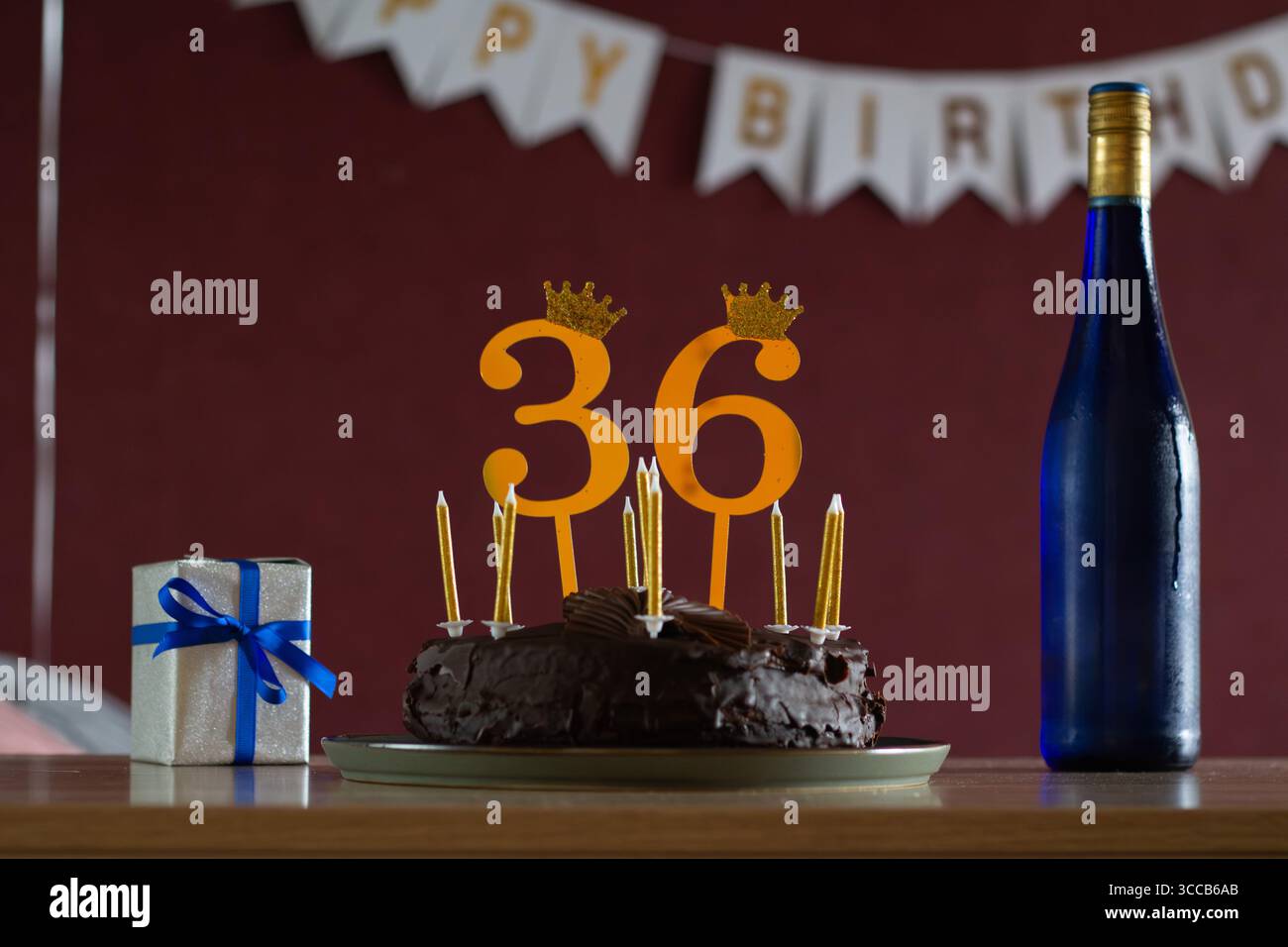 Geburtstagsfeier mit Kuchen und Kerzen Stockfoto