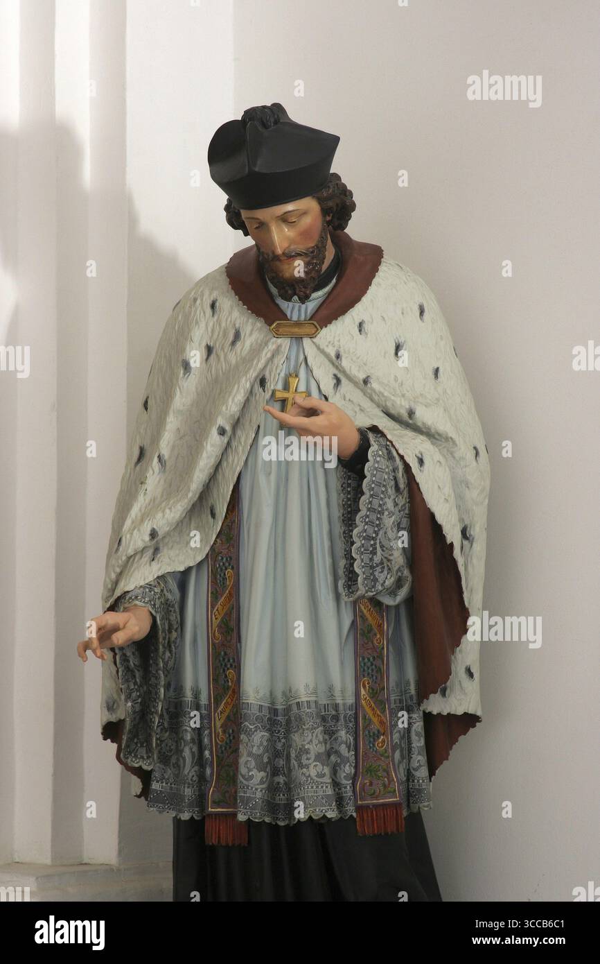 Statue des Hl. Johannes von Nepomuk auf dem Hauptaltar in der Kirche des Heiligen Kreuzes in Rovinj, Kroatien Stockfoto