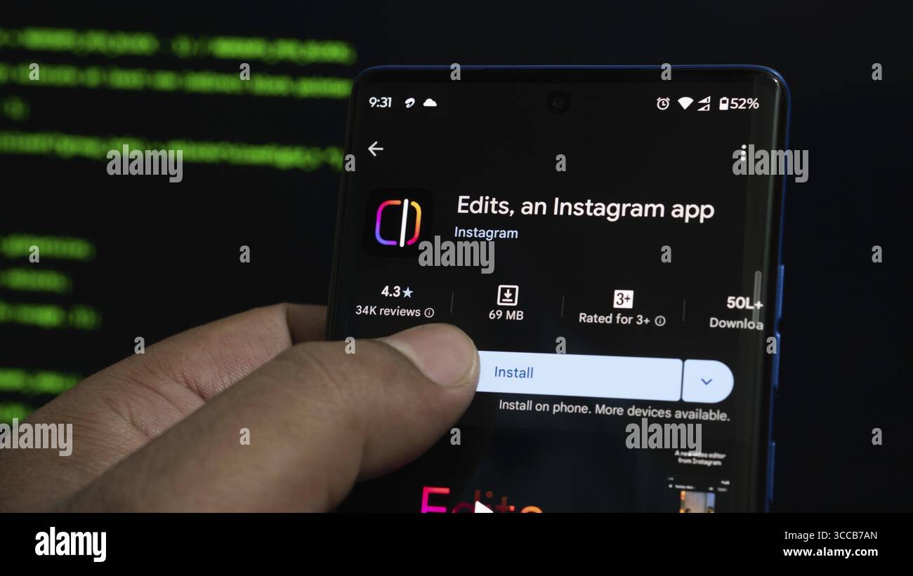 Tippen Sie auf der Instagram-App-Seite von Edits per Fingertipp auf die Instagram-Schaltfläche mit dem Dunkelmodus auf dem Smartphone Stockfoto