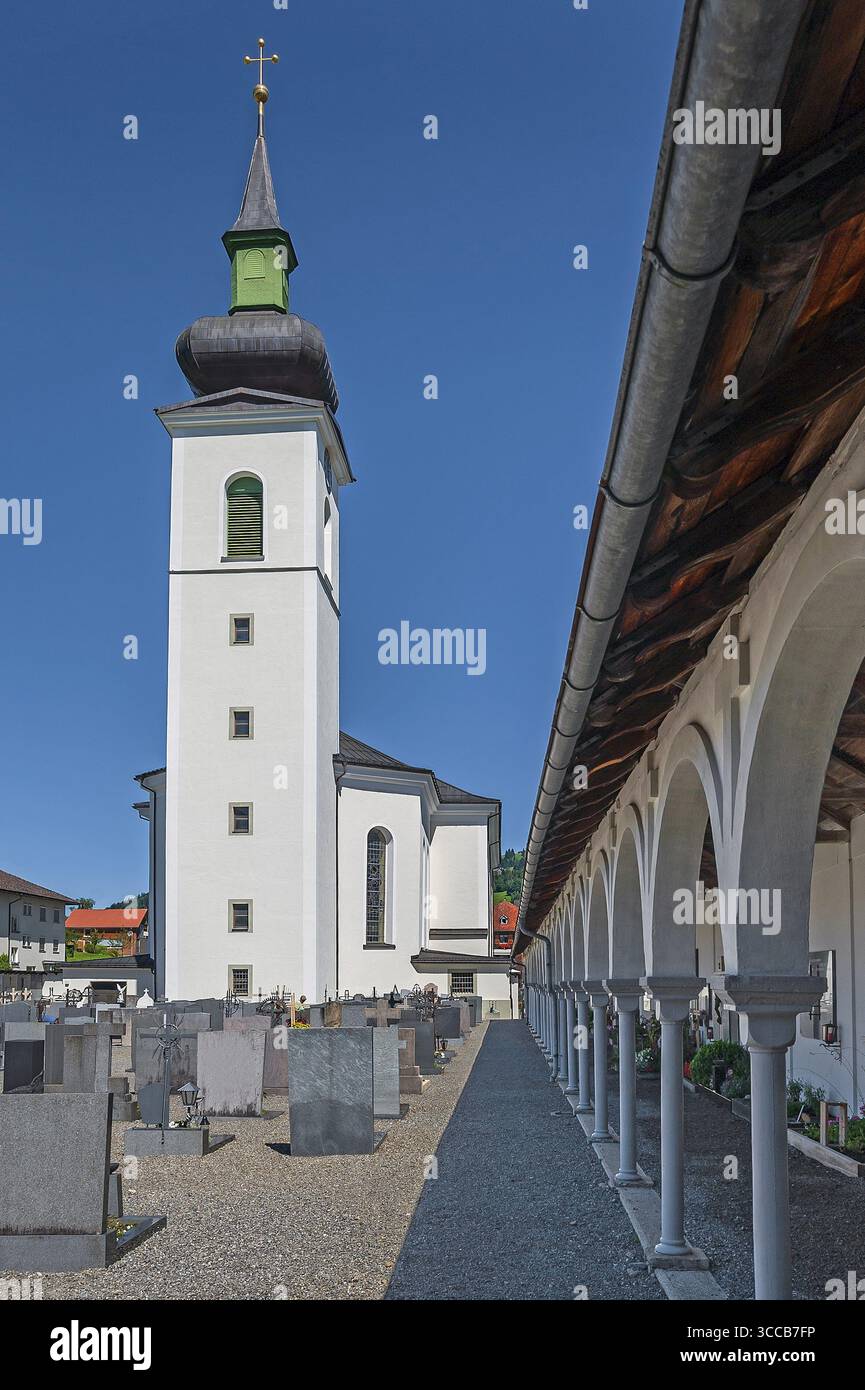 Pfarrkirche St. drei Könige und Kreuzgang auf dem Friedhof, Hittisau, Bregenzerwald, Vorarlberg, Österreich Stockfoto