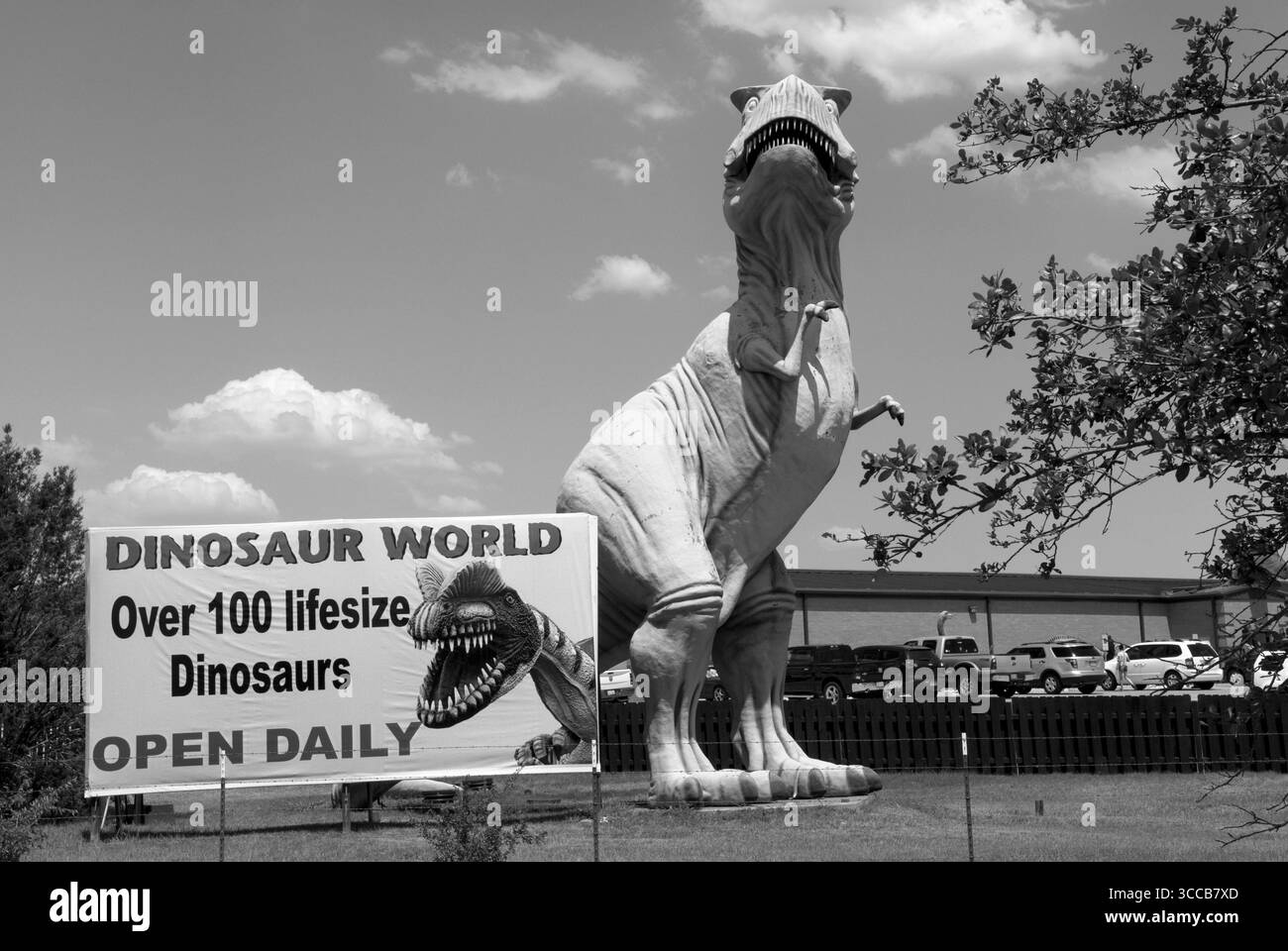 Dinosaurier-Statur neben dem Schild in der Dinosaur World in Glen Rose, Texas, USA. Stockfoto