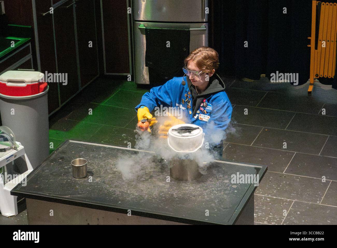 4. August 2025, Sudbury, Ontario, Kanada: Ein Mitarbeiter zeigt eine Show über Flüssigstickstoff bei Science North. Science North in Sudbury, Ontario, ist eines der charakteristischsten Wissenschaftsgebäude Canadaâ centresâ. Seine zwei schneeflockenförmigen Gebäude, die auf einem Felsvorsprung thronen und durch einen Tunnel verbunden sind, der durch eine alte geologische Verwerfung gehauen wurde, bieten immersive Exponate wie ein IMAXÂ® mit Lasertheater, ein digitales Planetarium, eine Schmetterlingsgalerie und vieles mehr. (Credit Image: © Shawn Goldberg/SOPA Images via ZUMA Press Wire) NUR REDAKTIONELLE VERWENDUNG! Nicht für kommerzielle ZWECKE! Stockfoto