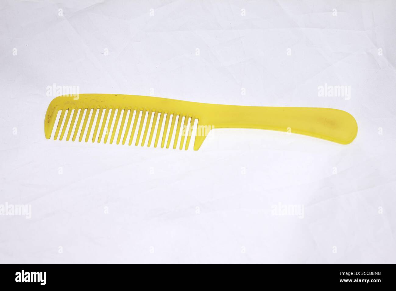 Gelber Haarkamm isoliert auf weißem Hintergrund. Stockfoto