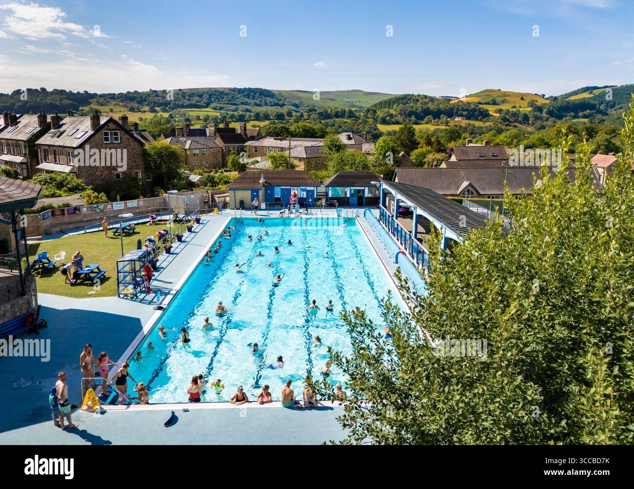 Schwimmer im Freiluft-Swimmingpool Hathersage im Hope Valley im Peak District, Derbyshire. In Teilen Großbritanniens werden die Temperaturen in den kommenden Tagen über 30 °C steigen, wobei in einigen Gebieten eine weitere Hitzewelle möglich ist. Bilddatum: Montag, 11. August 2025. Stockfoto