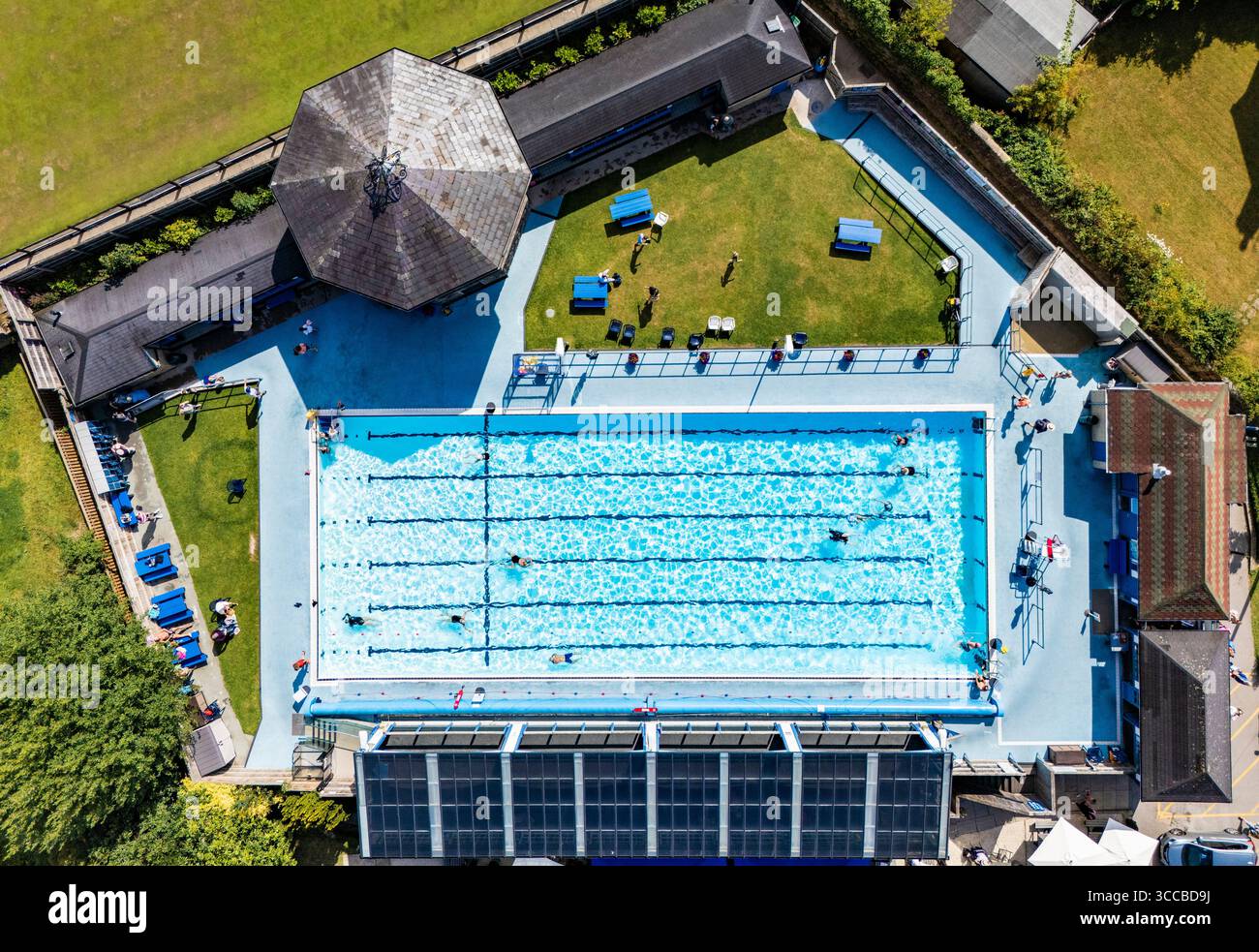 Schwimmer im Freiluft-Swimmingpool Hathersage im Hope Valley im Peak District, Derbyshire. In Teilen Großbritanniens werden die Temperaturen in den kommenden Tagen über 30 °C steigen, wobei in einigen Gebieten eine weitere Hitzewelle möglich ist. Bilddatum: Montag, 11. August 2025. Stockfoto