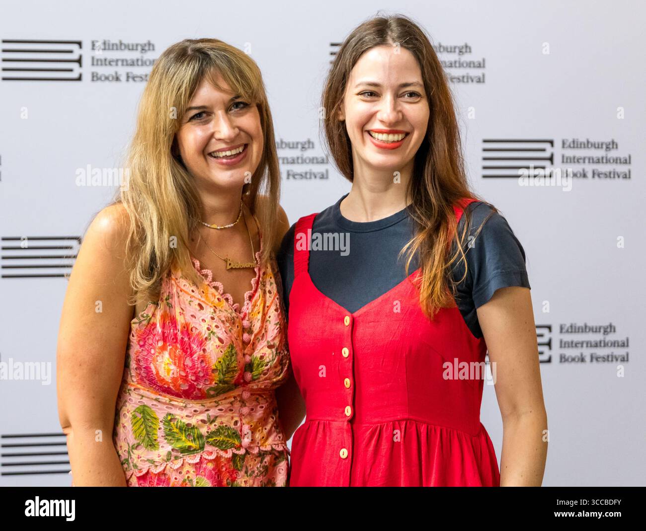 Edinburgh, Schottland, Vereinigtes Königreich, 11. August 2025. Edinburgh Book Festival: Die erfolgreichen Podcaster Daisy Buchanan und Hattie Crisell sprechen über ihre Bücher. Im Bild: Daisy Buchanan & Haittie Crisell. Quelle: Sally Anderson/Alamy Live News Stockfoto
