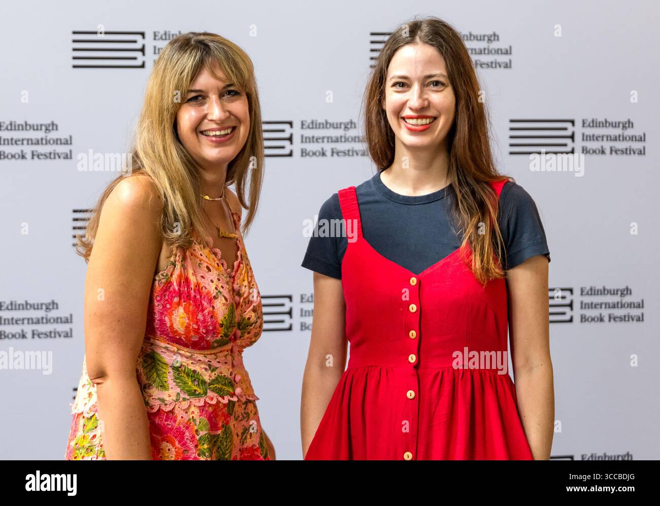 Edinburgh, Schottland, Vereinigtes Königreich, 11. August 2025. Edinburgh Book Festival: Die erfolgreichen Podcaster Daisy Buchanan und Hattie Crisell sprechen über ihre Bücher. Im Bild: Daisy Buchanan & Haittie Crisell. Quelle: Sally Anderson/Alamy Live News Stockfoto