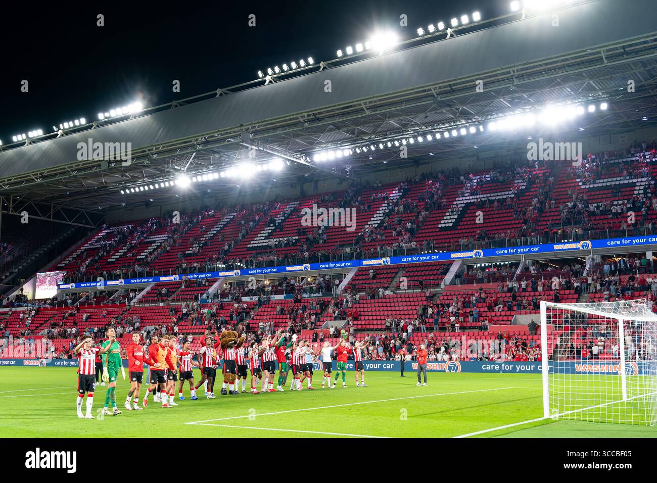 EINDHOVEN, NIEDERLANDE - 9. AUGUST: Matej Kovar von PSV, Yarek Gasiorowski von PSV, Ivan Perisic von PSV, Ryan Flamingo von PSV, Ruben van Bommel von PSV, Sergino Dest von PSV, Alassane Plädoyer von PSV, Mauro Junior von PSV, Jerdy Schouten von PSV, Joey Veerman von PSV, Ismael Saibari von PSV Isaac Babadi von PSV, Tygo Land von PSV, EUS Waayers von PSV, Joel van den Berg von PSV, Adamo Nagalo von PSV feiert den Sieg der niederländischen Eredivisie mA Stockfoto