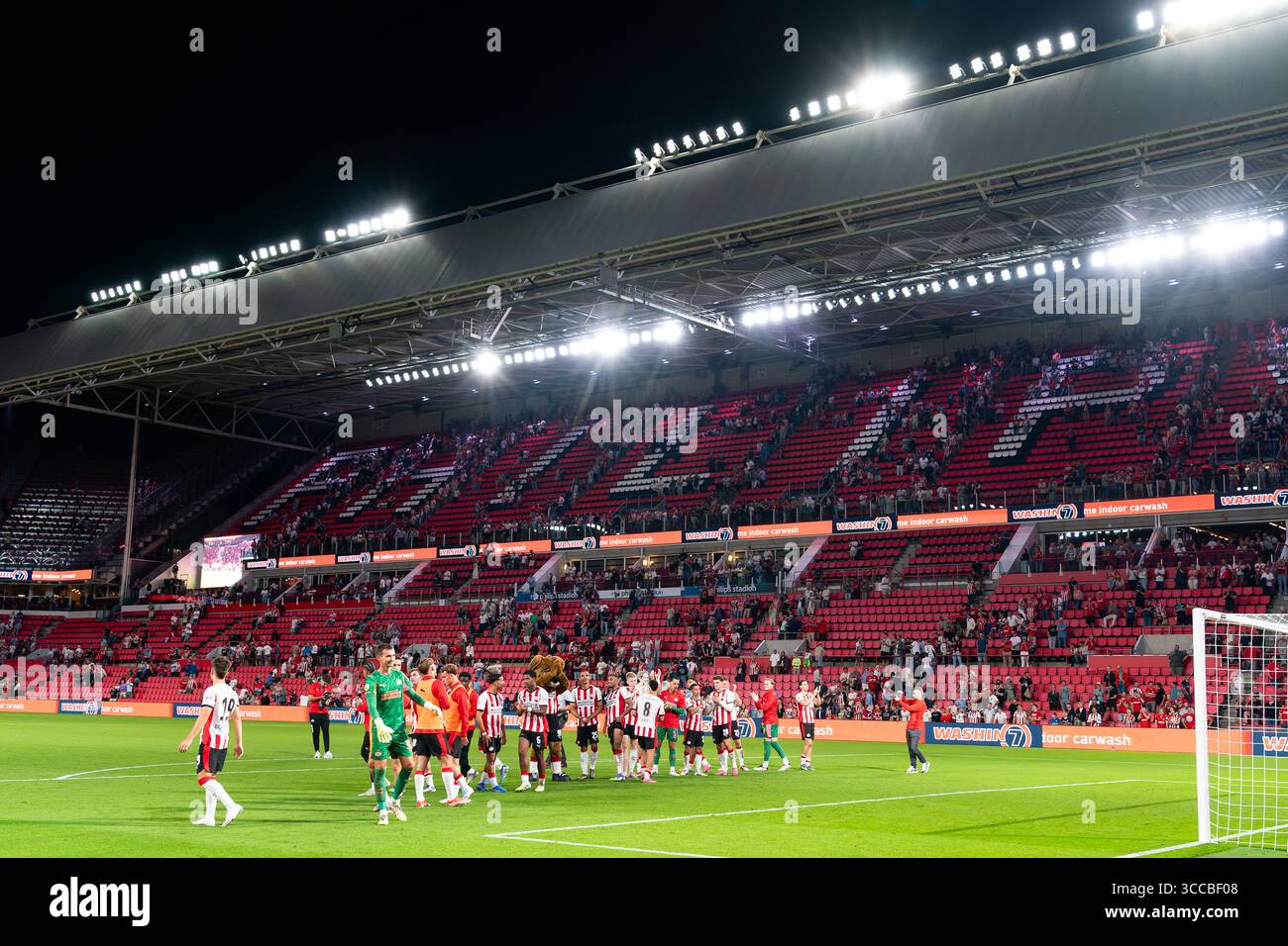 EINDHOVEN, NIEDERLANDE - 9. AUGUST: Matej Kovar von PSV, Yarek Gasiorowski von PSV, Ivan Perisic von PSV, Ryan Flamingo von PSV, Ruben van Bommel von PSV, Sergino Dest von PSV, Alassane Plädoyer von PSV, Mauro Junior von PSV, Jerdy Schouten von PSV, Joey Veerman von PSV, Ismael Saibari von PSV Isaac Babadi von PSV, Tygo Land von PSV, EUS Waayers von PSV, Joel van den Berg von PSV, Adamo Nagalo von PSV feiert den Sieg der niederländischen Eredivisie mA Stockfoto