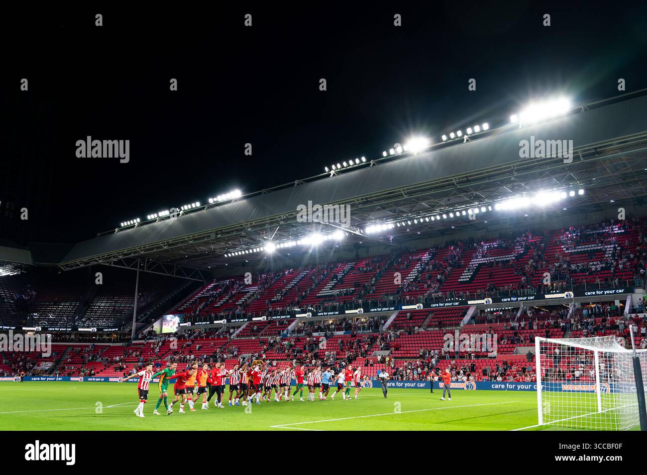 EINDHOVEN, NIEDERLANDE - 9. AUGUST: Matej Kovar von PSV, Yarek Gasiorowski von PSV, Ivan Perisic von PSV, Ryan Flamingo von PSV, Ruben van Bommel von PSV, Sergino Dest von PSV, Alassane Plädoyer von PSV, Mauro Junior von PSV, Jerdy Schouten von PSV, Joey Veerman von PSV, Ismael Saibari von PSV Isaac Babadi von PSV, Tygo Land von PSV, EUS Waayers von PSV, Joel van den Berg von PSV, Adamo Nagalo von PSV feiert den Sieg der niederländischen Eredivisie mA Stockfoto