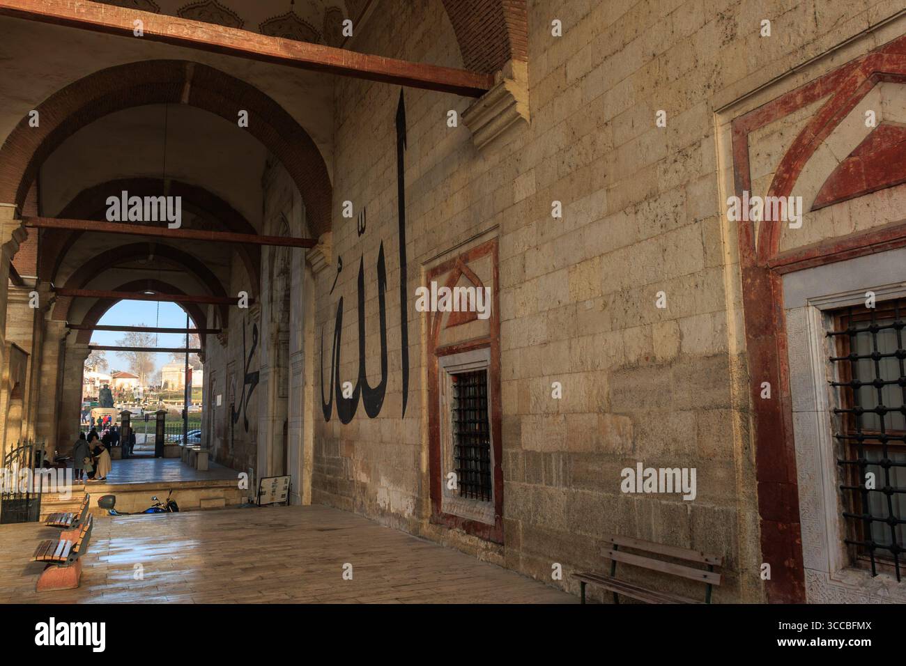 arabische Kalligraphie an der Wand der Ulu-Moschee in Edirne Stockfoto