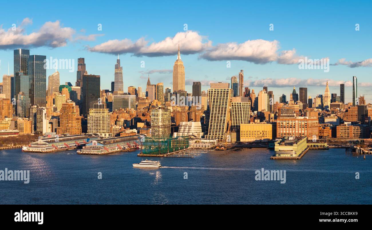 Blick aus der Vogelperspektive auf die Skyline von Midtown Manhattan mit Wolkenkratzern, Hudson Yards, Chelsea Piers und Hochhäusern. Hudson River bei Sonnenuntergang. New York City Stockfoto