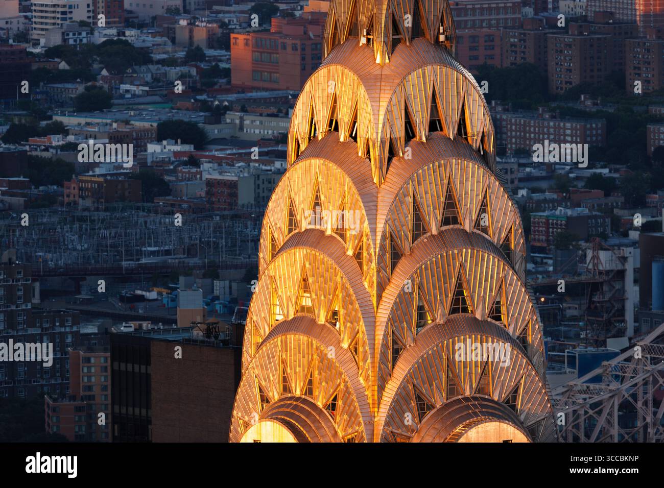Nahaufnahme der beleuchteten Edelstahlkrone des Chrysler Building bei Sonnenuntergang. Ikonischer Art déco-Wolkenkratzer in Midtown New York City Stockfoto