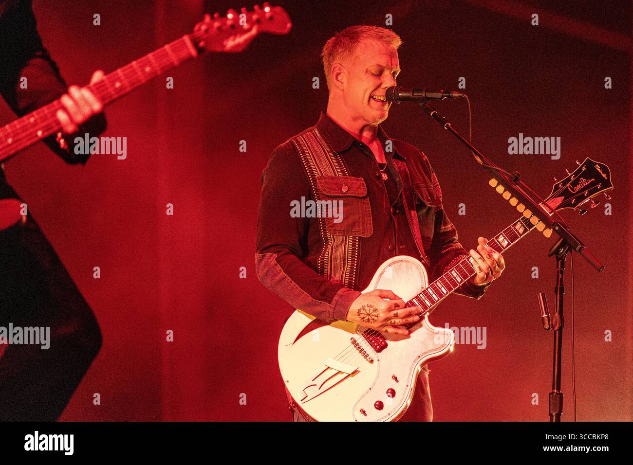 Kopenhagen, Dänemark. August 2025. Sänger und Gitarrist Josh Homme von der US-amerikanischen Rockband Queens of the Stone Age tritt live in The Over Havet - Over the Sea at Syd für Solen 2025 auf. Syd for Solen or South of the Sun findet am 7., 8. Und 9. August in Valbyparken in Kopenhagen statt. Das ist die vierte Ausgabe des Festivals. Quelle: SOPA Images Limited/Alamy Live News Stockfoto