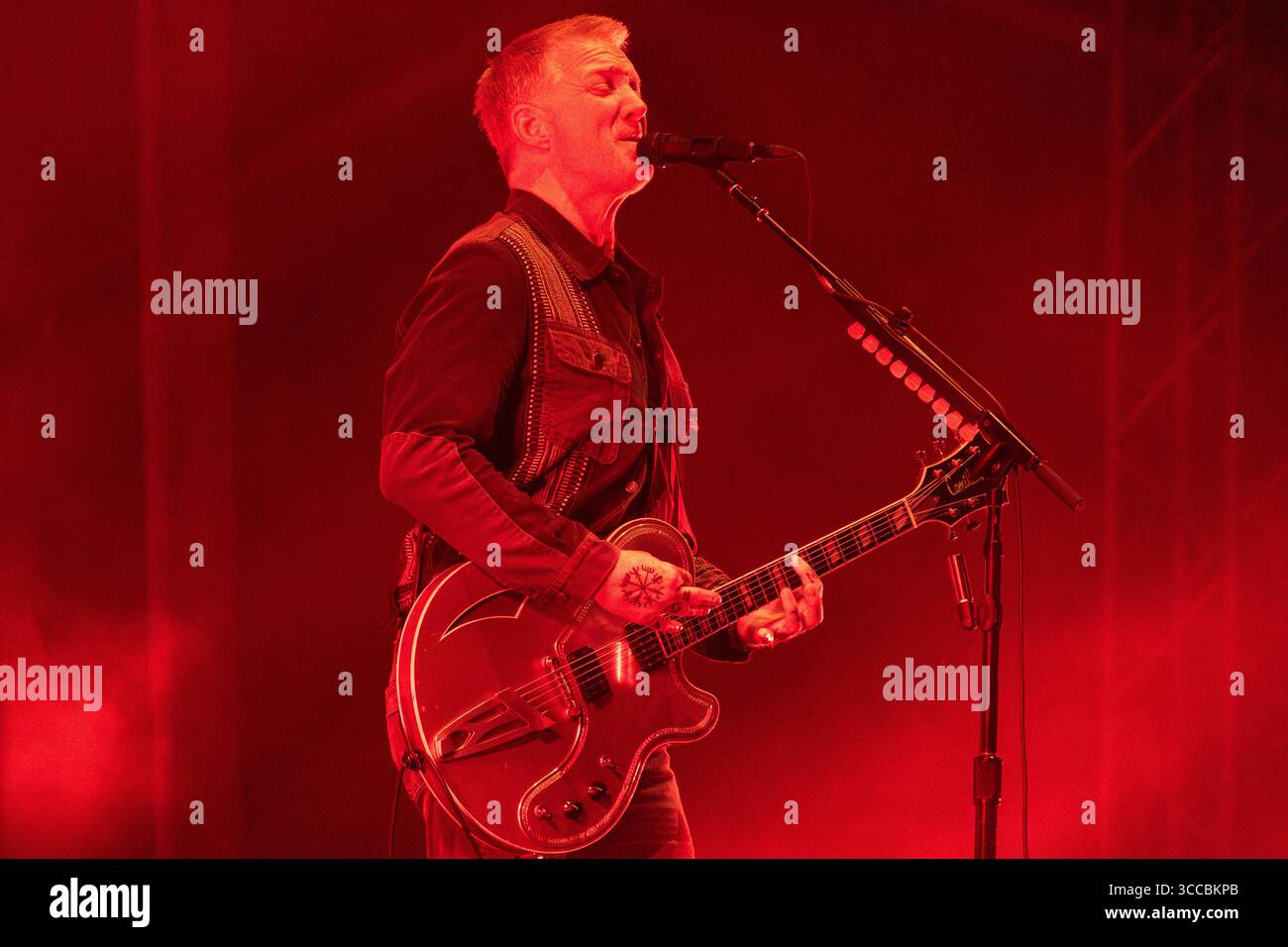 Kopenhagen, Dänemark. August 2025. Sänger und Gitarrist Josh Homme von der US-amerikanischen Rockband Queens of the Stone Age tritt live in The Over Havet - Over the Sea at Syd für Solen 2025 auf. Syd for Solen or South of the Sun findet am 7., 8. Und 9. August in Valbyparken in Kopenhagen statt. Das ist die vierte Ausgabe des Festivals. Quelle: SOPA Images Limited/Alamy Live News Stockfoto