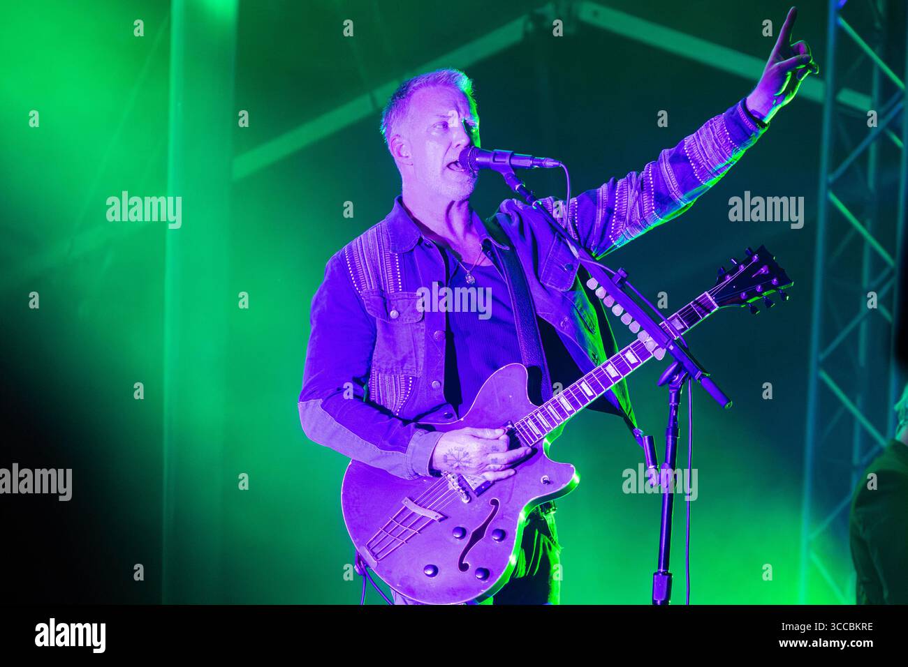 Kopenhagen, Dänemark. August 2025. Sänger und Gitarrist Josh Homme von der US-amerikanischen Rockband Queens of the Stone Age tritt live in The Over Havet - Over the Sea at Syd für Solen 2025 auf. Syd for Solen or South of the Sun findet am 7., 8. Und 9. August in Valbyparken in Kopenhagen statt. Das ist die vierte Ausgabe des Festivals. Quelle: SOPA Images Limited/Alamy Live News Stockfoto