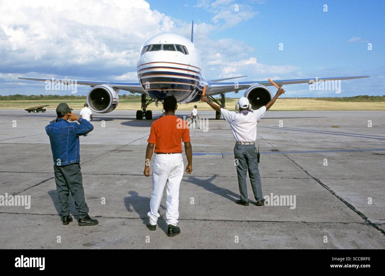 1998 Archivansicht der Boeing-Piloten von Britannia Airways zu einem Parkstand am Flughafen Santo Domingo, der einen Thomson-Charterflug vom UK Gatwick Airport zum Stillstand bringt, während Passagiere in Düsenflugzeugen ankommen, um ihren Urlaub zu beginnen oder weiterzureisen, um mit Kreuzfahrten in der Karibik und anderen Anschlussreisen, die hier in der Dominikanischen Republik beginnen, ihren Urlaub zu beginnen. Stockfoto