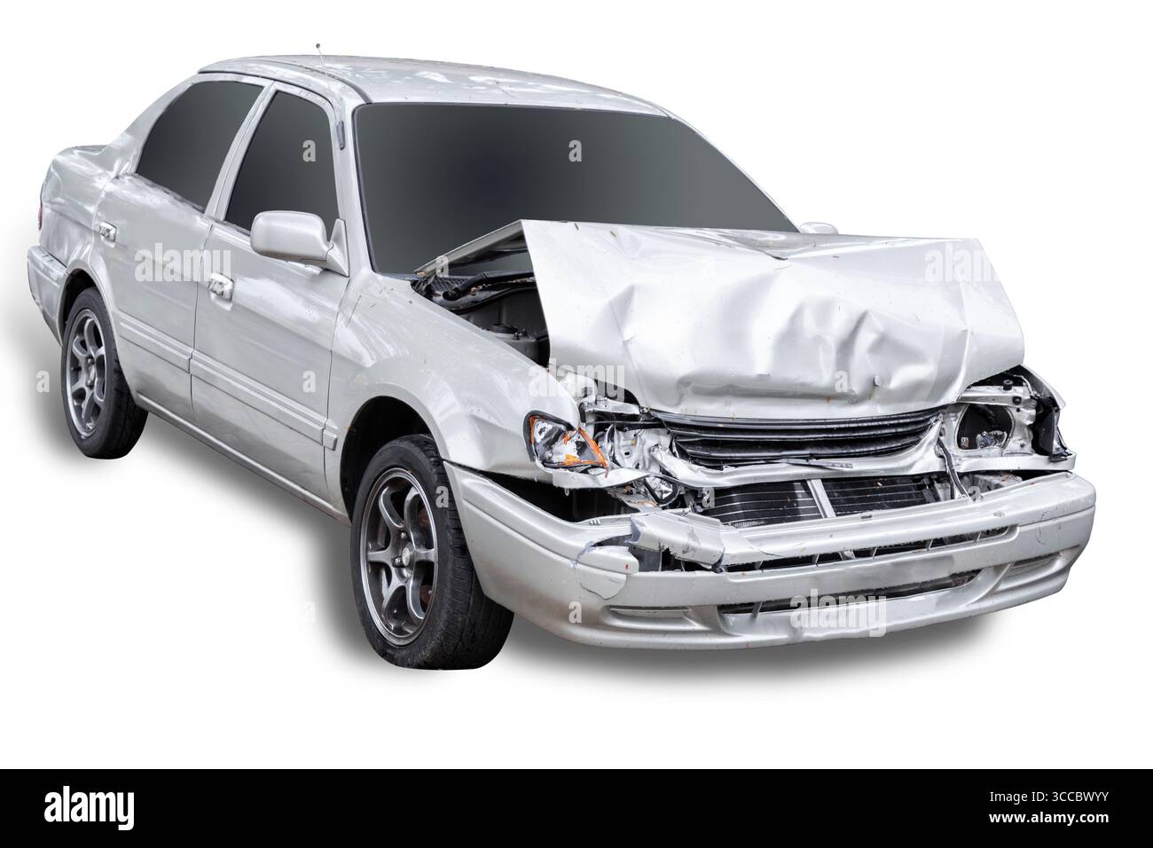 Weißes Auto wird durch einen Unfall auf der Straße beschädigt. Isoliert auf weißem Hintergrund. Mit Beschneidungspfad gespeichert Stockfoto