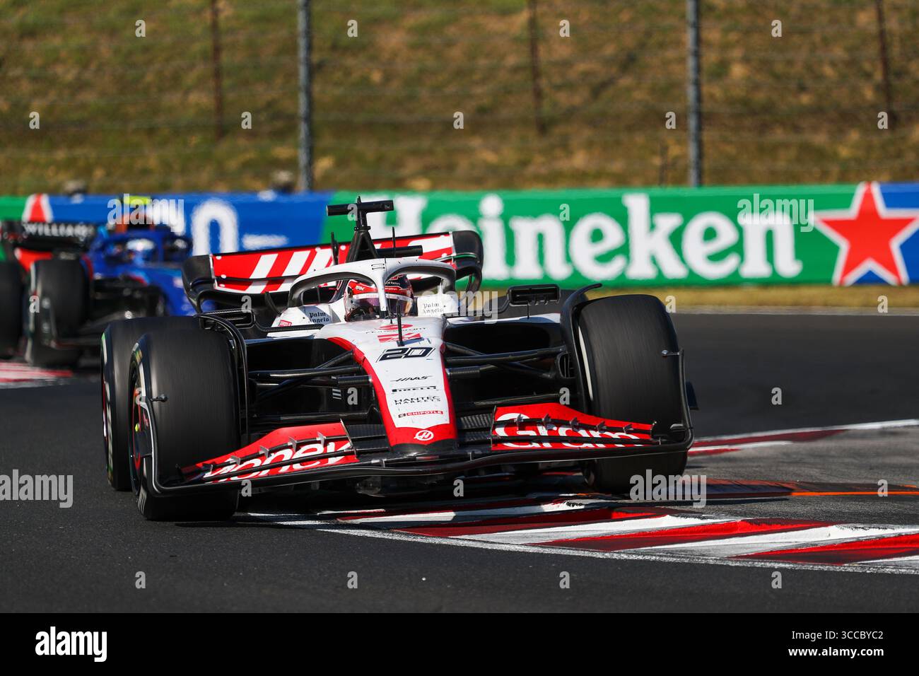 Juli 2023, Budapest, Rieti, Ungarn: Kevin Magnussen (SVE) Haas VF-23..während des RENNENS, Sonntag, 23. Juli, FORMEL 1 QATAR AIRWAYS GRAND PRIX 2023 von UNGARN - 21. Juli bis 23. Juli 2023 Hungaroring, Budapest, Ungarn (Kreditbild: © Alessio de Marco/ZUMA Press Wire) Stockfoto
