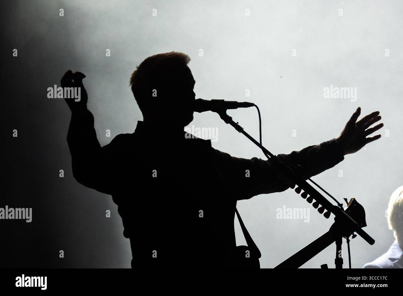 Kopenhagen, Dänemark. August 2025. Sänger und Gitarrist Josh Homme von der US-amerikanischen Rockband Queens of the Stone Age tritt live in The Over Havet - Over the Sea at Syd für Solen 2025 auf. Syd for Solen or South of the Sun findet am 7., 8. Und 9. August in Valbyparken in Kopenhagen statt. Das ist die vierte Ausgabe des Festivals. (Foto: Kristian Tuxen Ladegaard Berg/SOPA Images/SIPA USA) Credit: SIPA USA/Alamy Live News Stockfoto