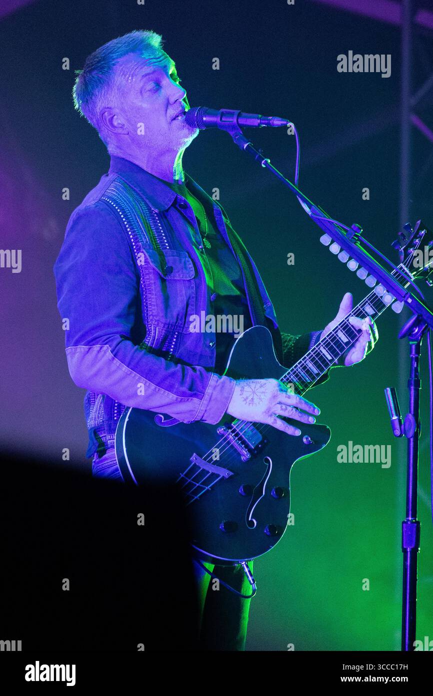 Kopenhagen, Dänemark. August 2025. Sänger und Gitarrist Josh Homme von der US-amerikanischen Rockband Queens of the Stone Age tritt live in The Over Havet - Over the Sea at Syd für Solen 2025 auf. Syd for Solen or South of the Sun findet am 7., 8. Und 9. August in Valbyparken in Kopenhagen statt. Das ist die vierte Ausgabe des Festivals. (Foto: Kristian Tuxen Ladegaard Berg/SOPA Images/SIPA USA) Credit: SIPA USA/Alamy Live News Stockfoto