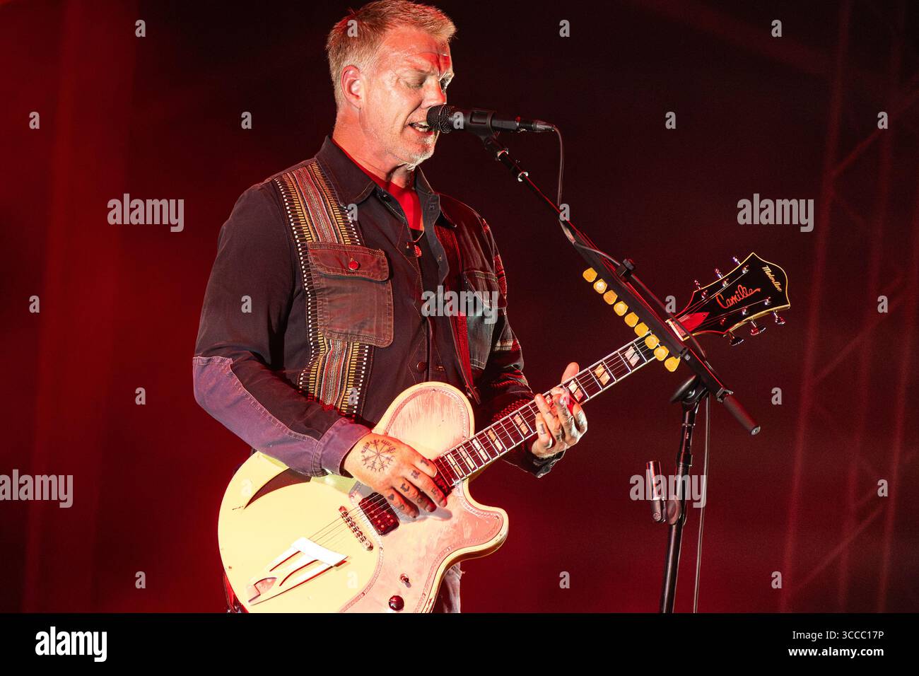 Kopenhagen, Dänemark. August 2025. Sänger und Gitarrist Josh Homme von der US-amerikanischen Rockband Queens of the Stone Age tritt live in The Over Havet - Over the Sea at Syd für Solen 2025 auf. Syd for Solen or South of the Sun findet am 7., 8. Und 9. August in Valbyparken in Kopenhagen statt. Das ist die vierte Ausgabe des Festivals. (Foto: Kristian Tuxen Ladegaard Berg/SOPA Images/SIPA USA) Credit: SIPA USA/Alamy Live News Stockfoto