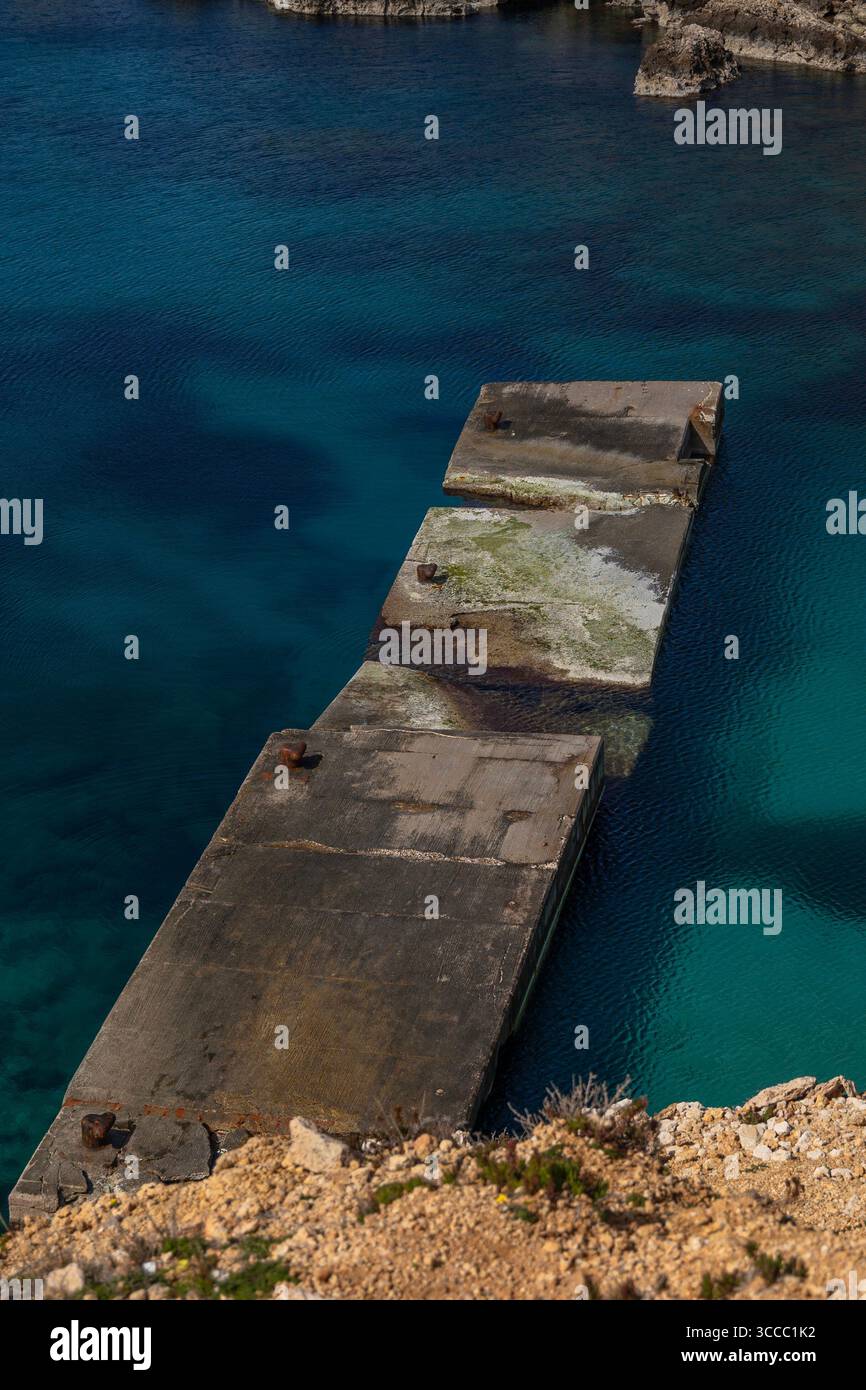 Mit Blick auf Popeye Village in Anchor Bay, Malta, an einem sonnigen Tag mit hellblauem Himmel und einem farbenfrohen Dorf mit Filmkulisse und Küste. Stockfoto