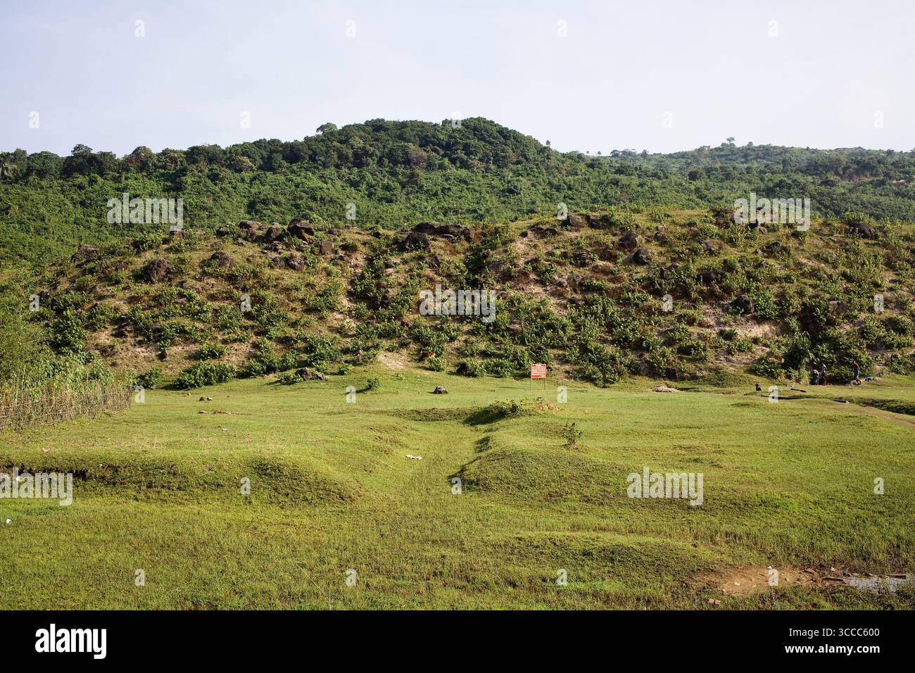 Fernsicht auf die Grenzhügel zwischen Indien und Bangladesch in Netrokona, mit einem roten Warnschild, das die Grenze in der Nähe von Meghalaya markiert. Stockfoto