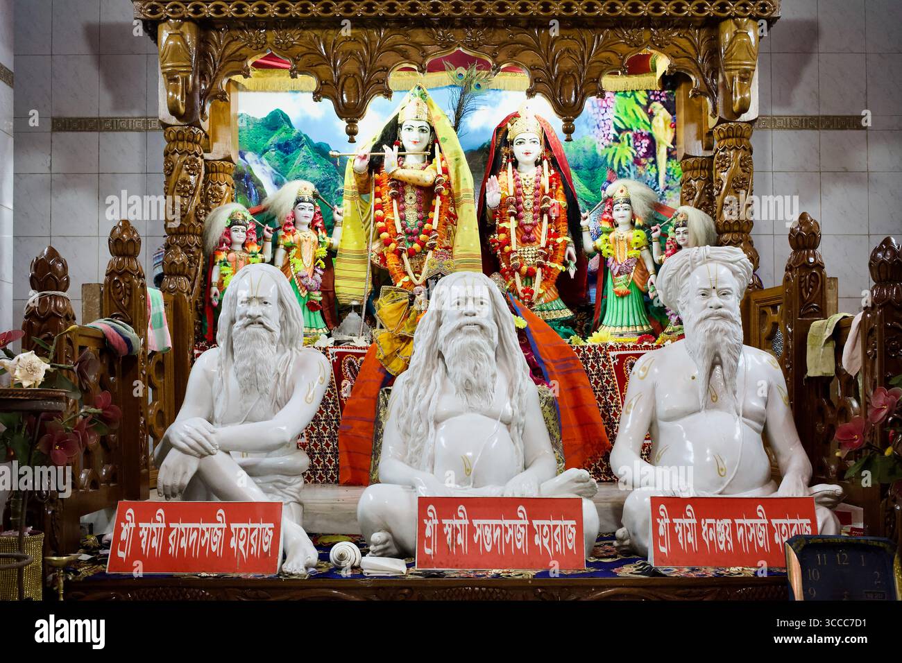 Hindu-Tempel in Bangladesch mit Marmorstatuen von Sri Swami Ramdasji Maharaj, Sri Swami Satyanandji Maharaj und Sri Swami Srinandji Maharaj. Stockfoto
