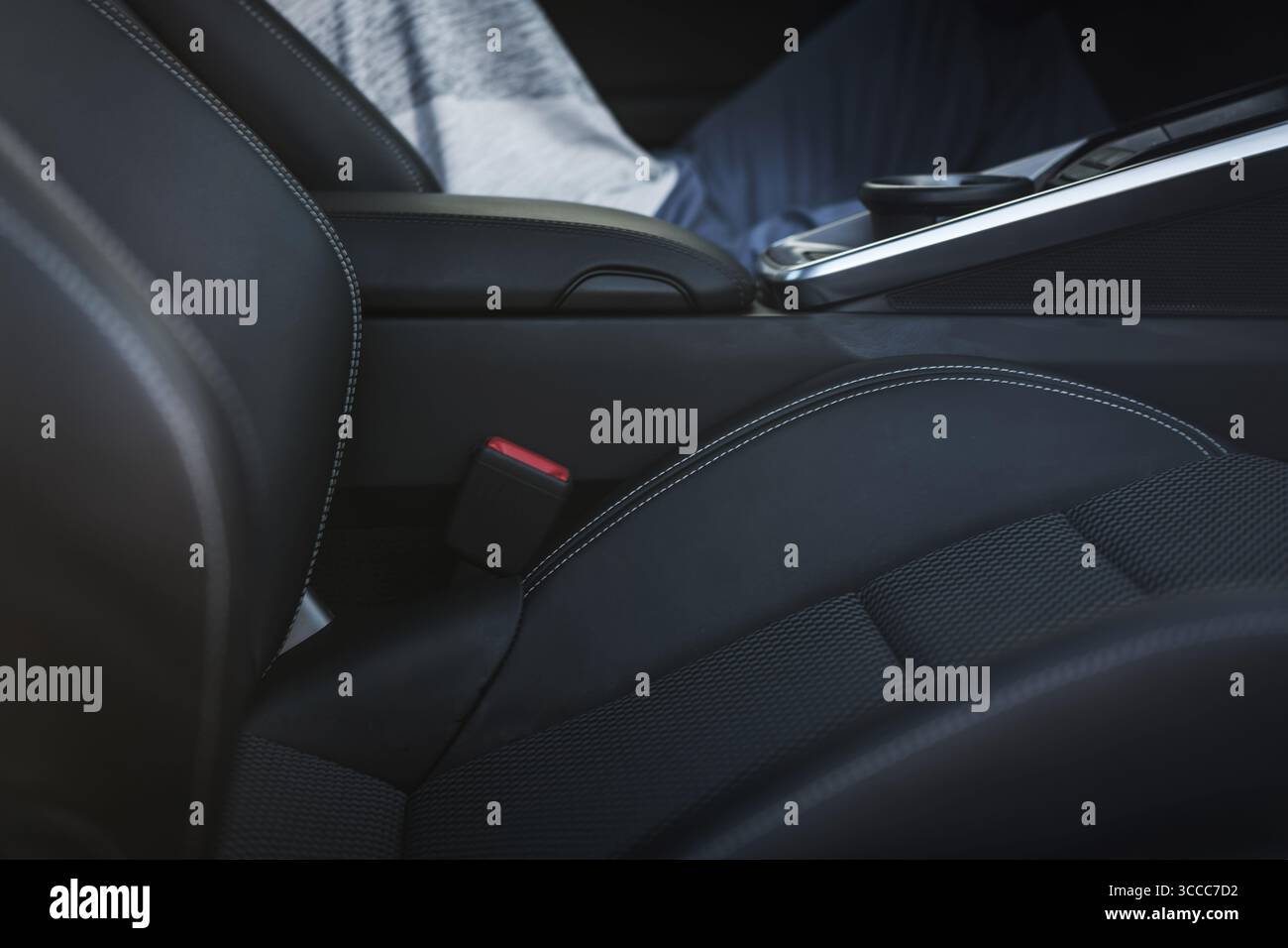 Die Nahaufnahme des Innenraums eines Autos hebt die weichen Sitze und die elegante Konsole hervor. Das Design zeichnet sich durch klare Linien und moderne Materialien aus und bietet Komfort Stockfoto